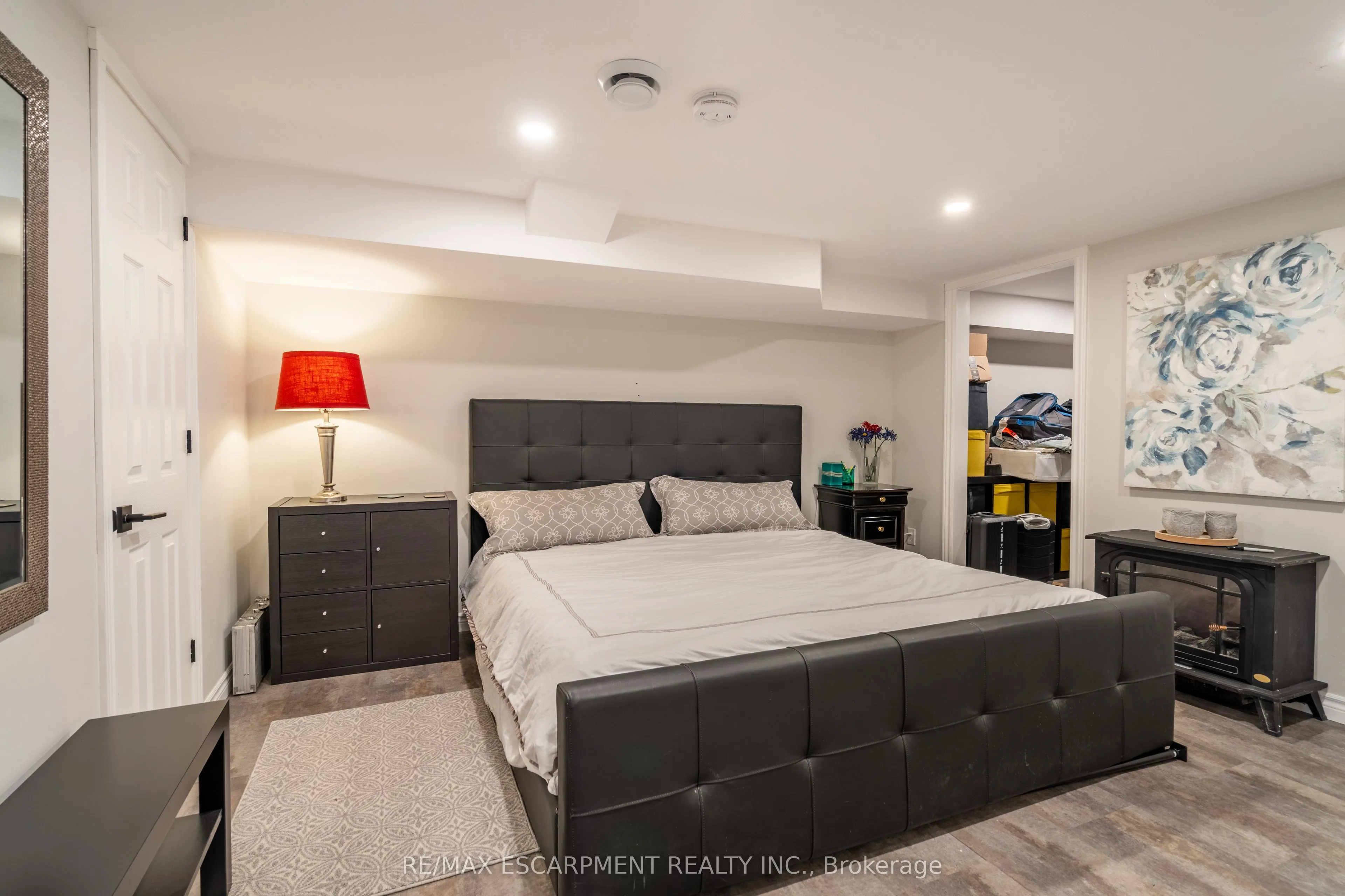 84 SANDRA Crescent