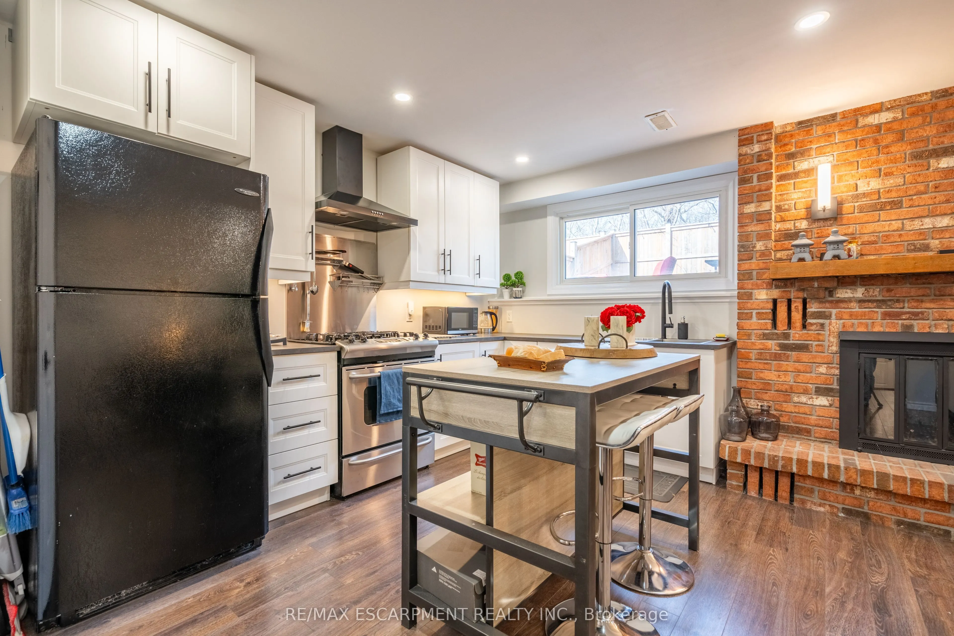 84 SANDRA Crescent