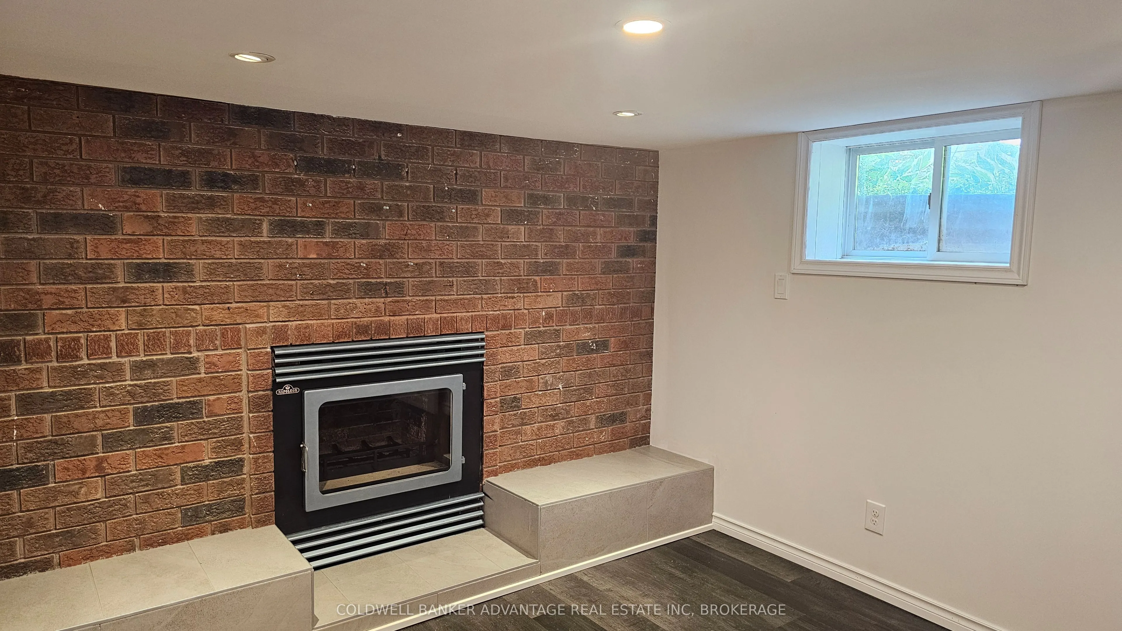 302 Main Street E