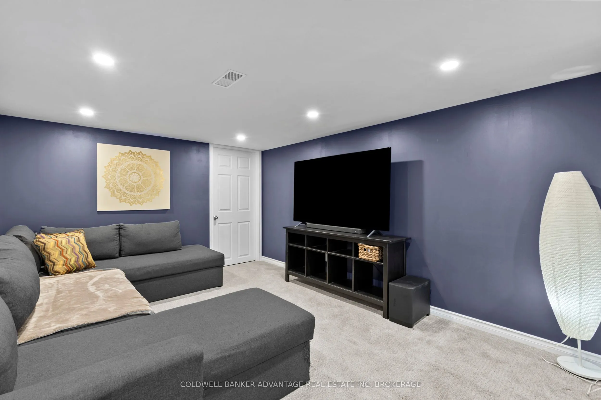 302 Main Street E