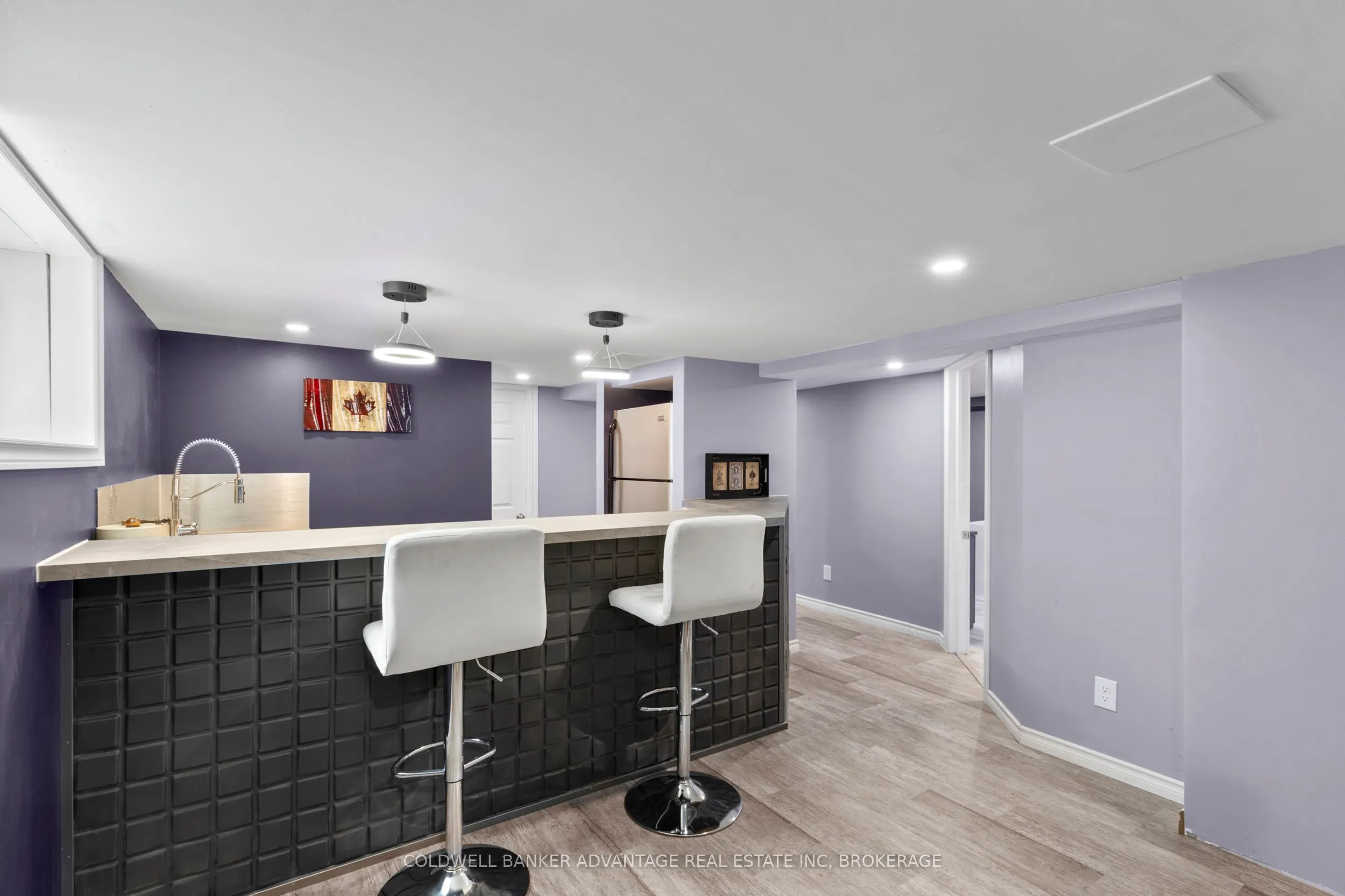 302 Main Street E
