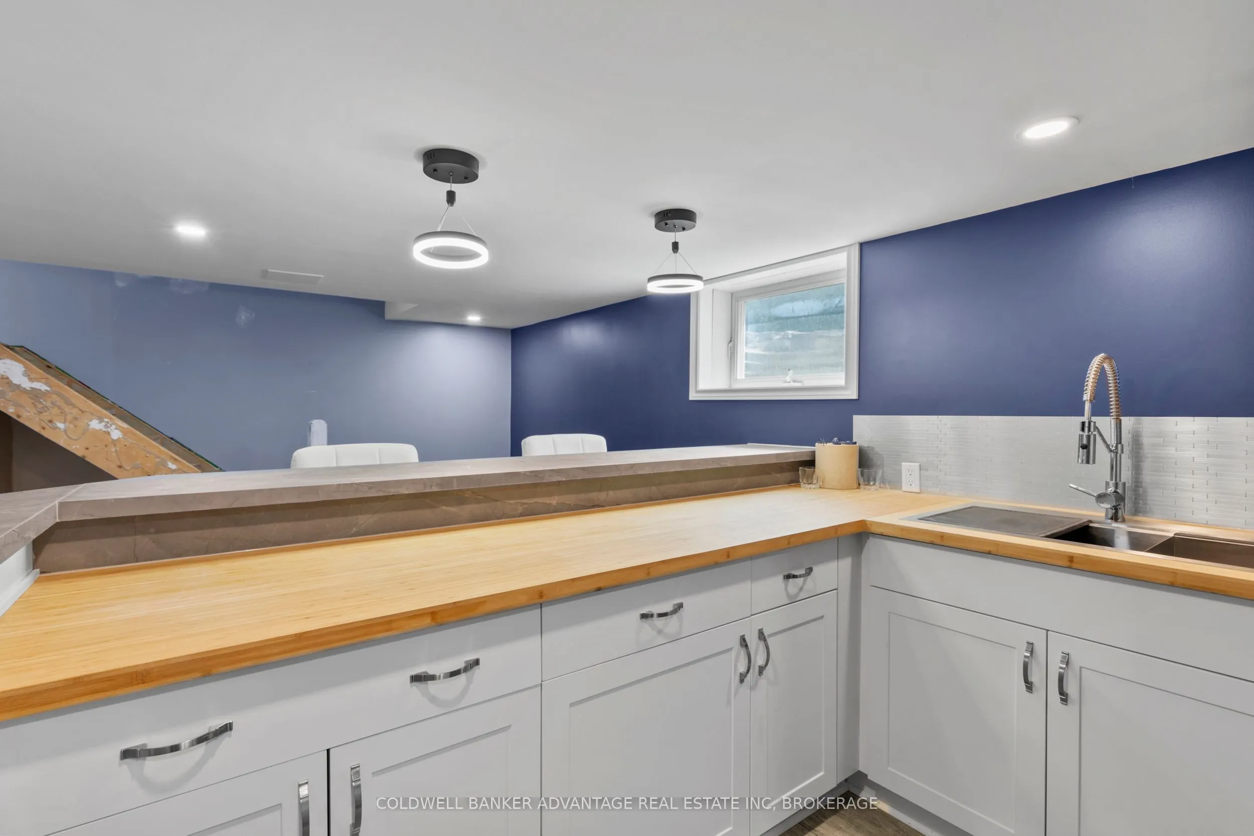 302 Main Street E