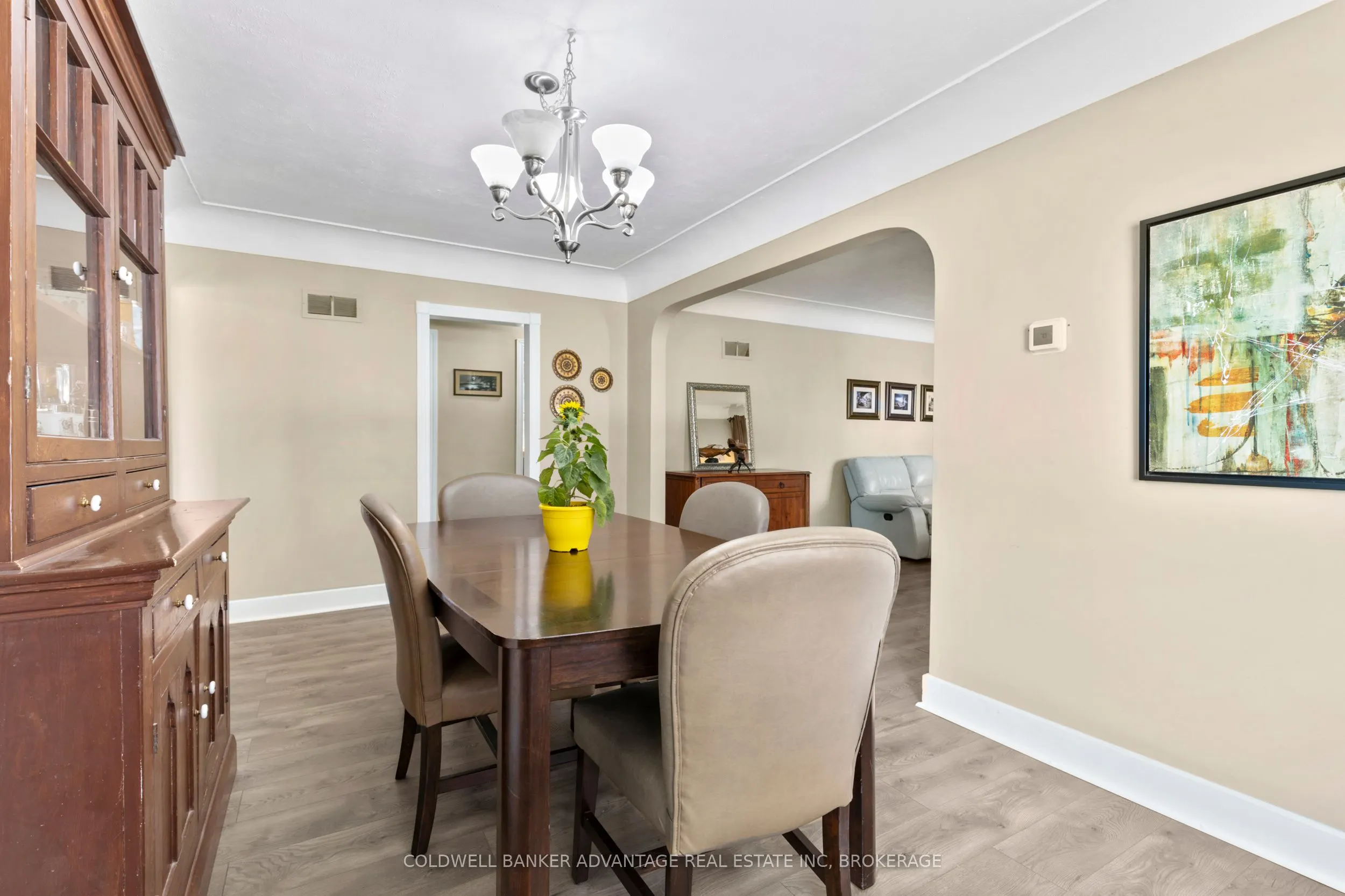 302 Main Street E