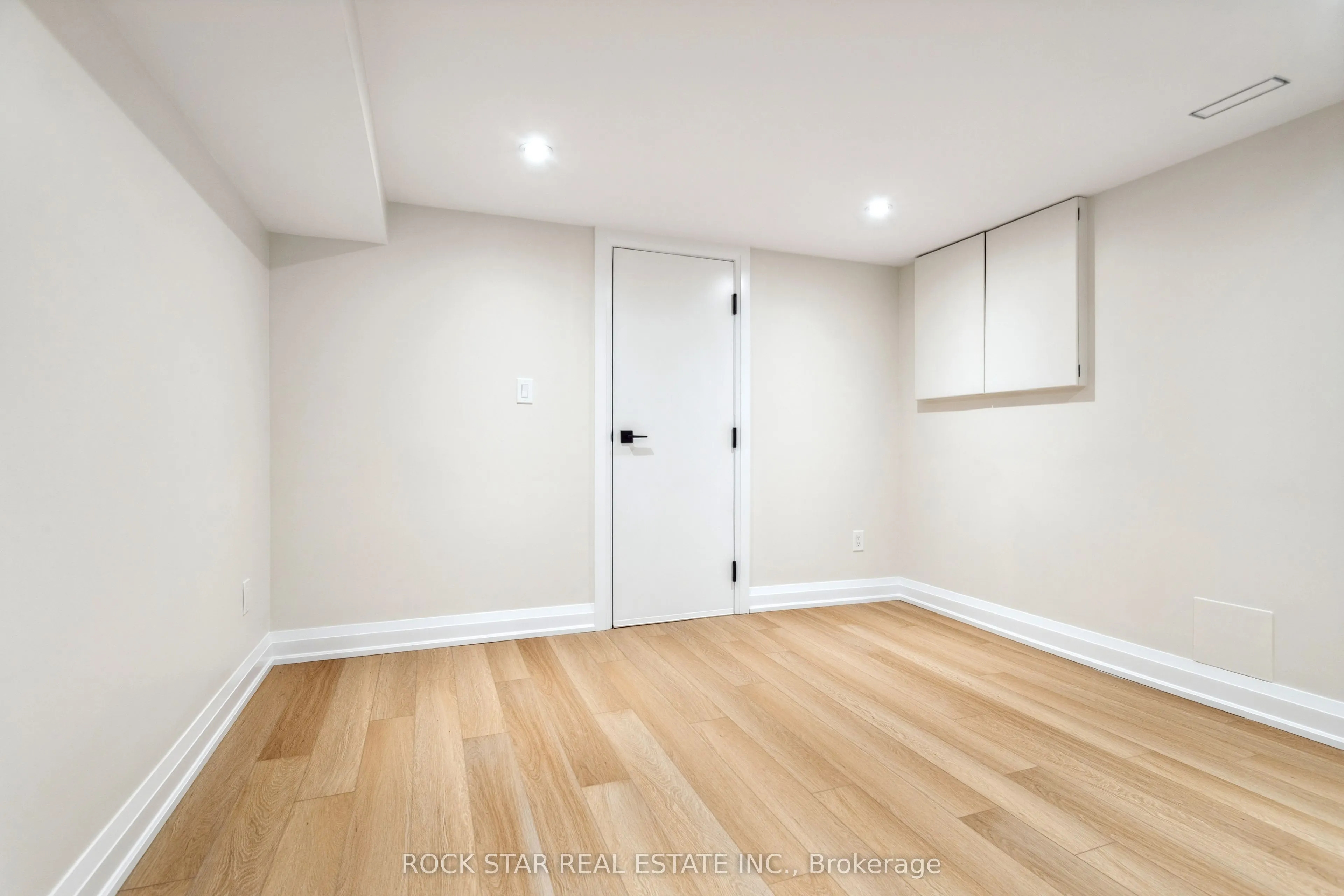 121 TOBY Crescent, #Lower