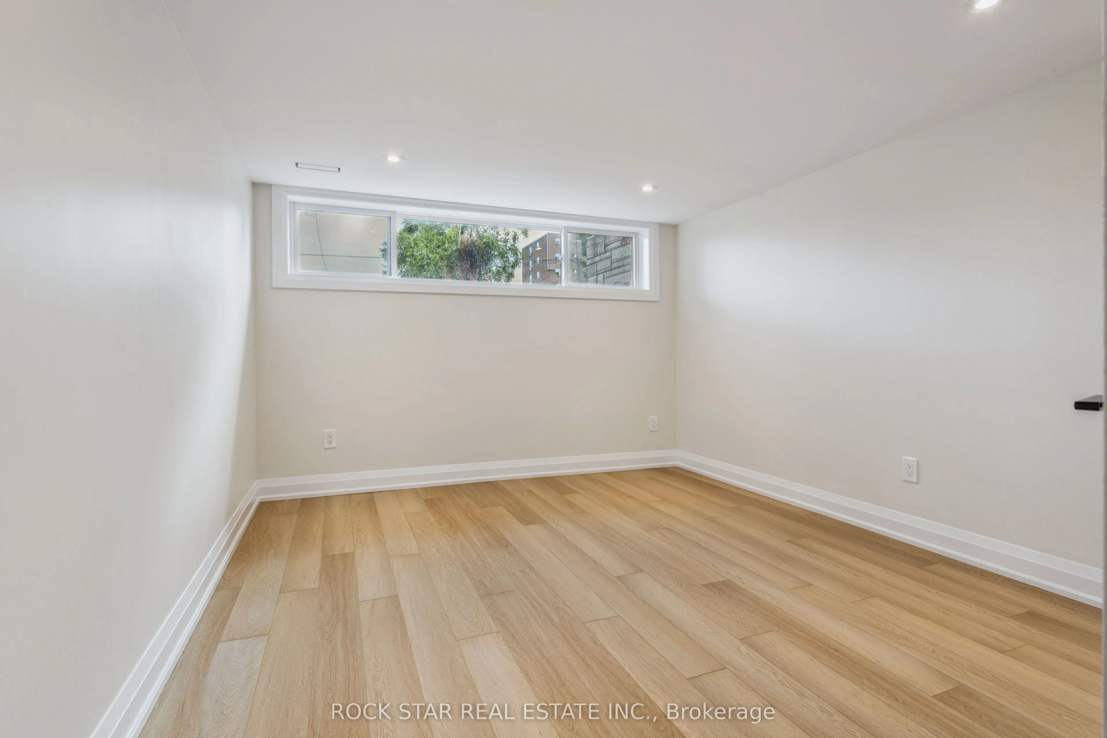 121 TOBY Crescent, #Lower