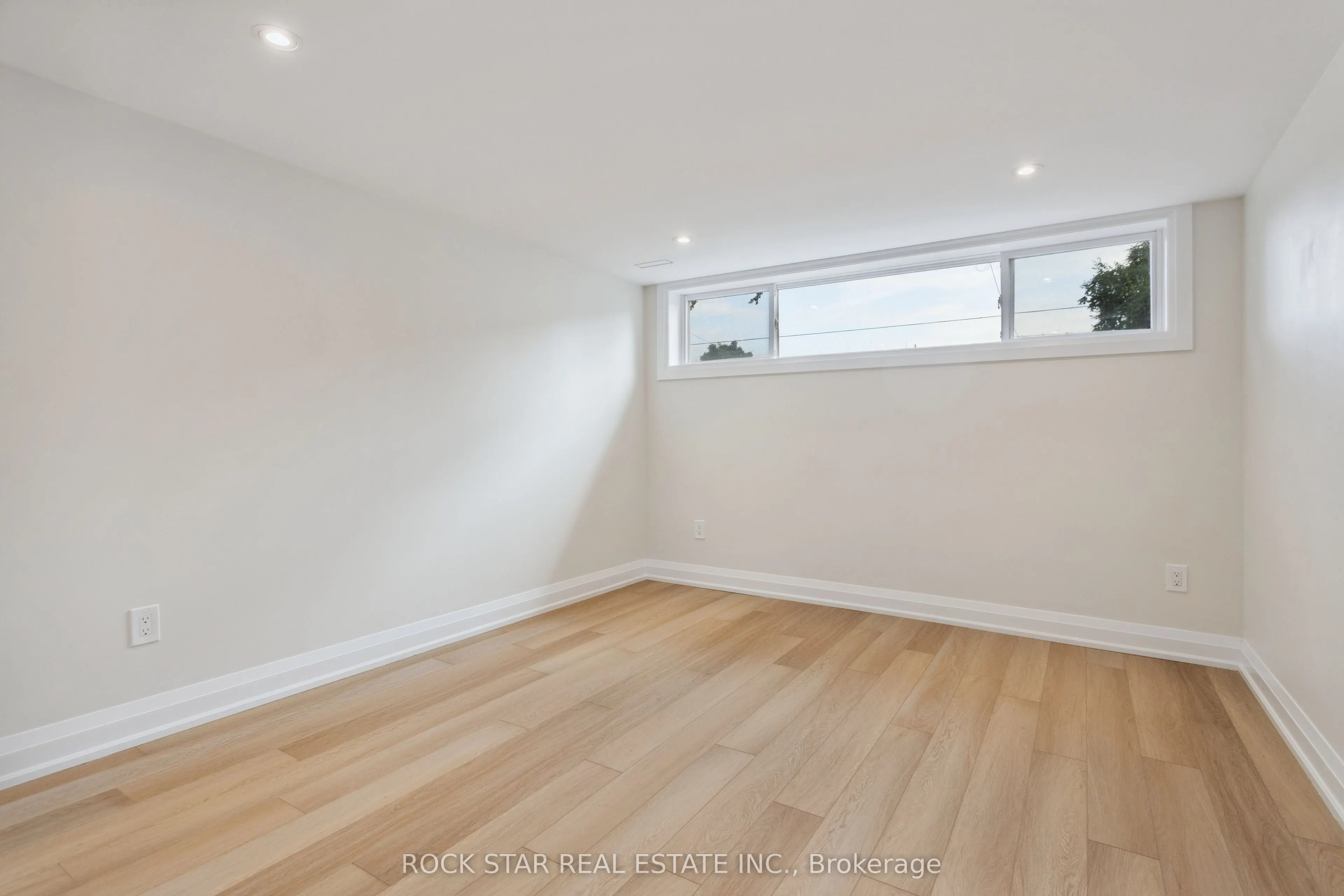 121 TOBY Crescent, #Lower