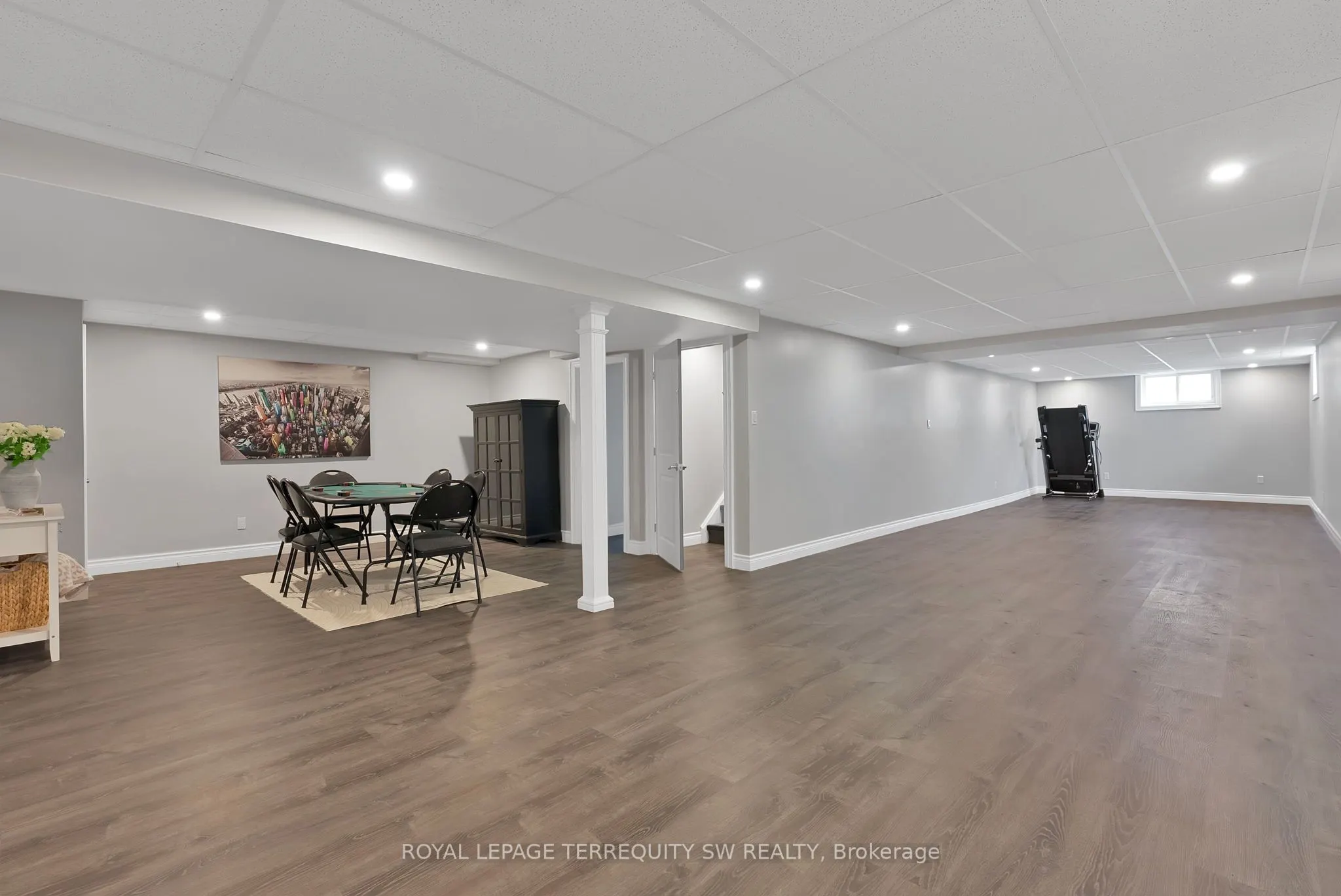 35 Queen Street W