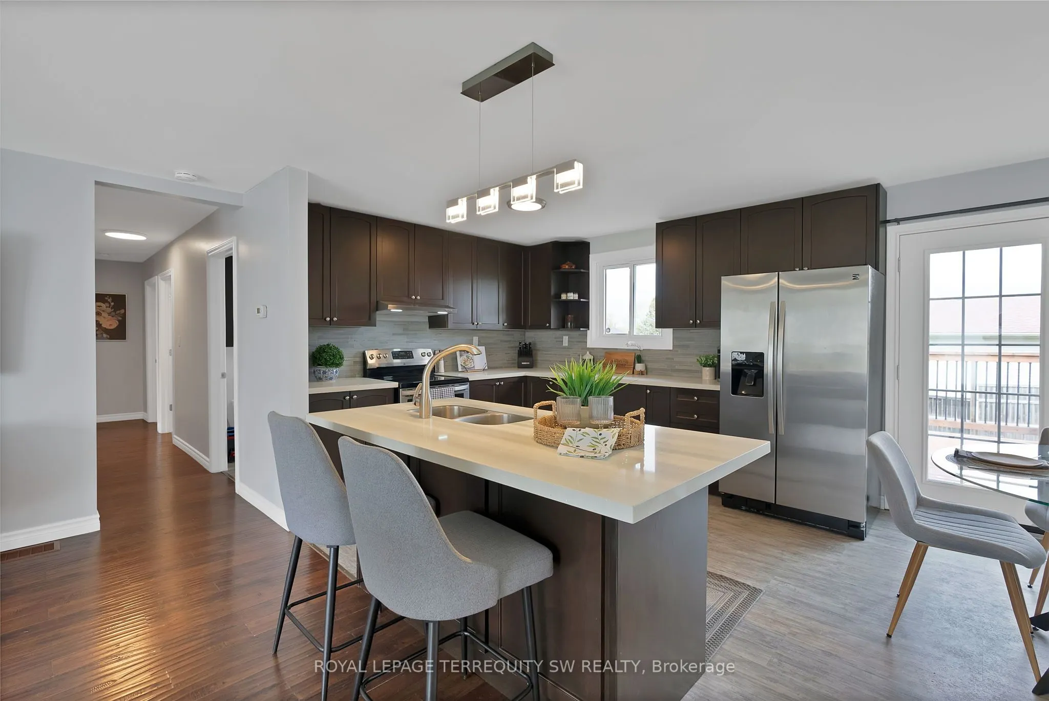 35 Queen Street W
