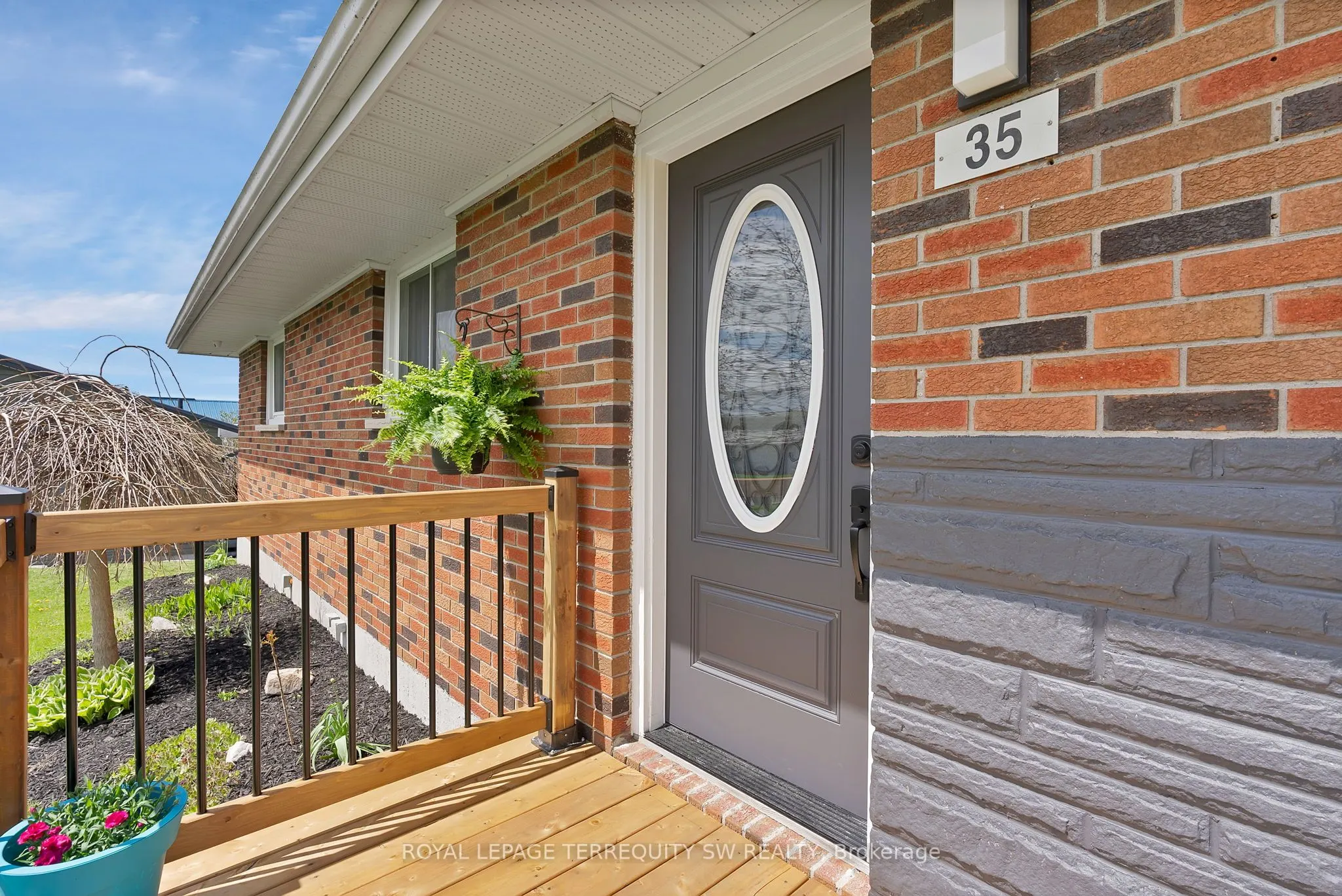 35 Queen Street W