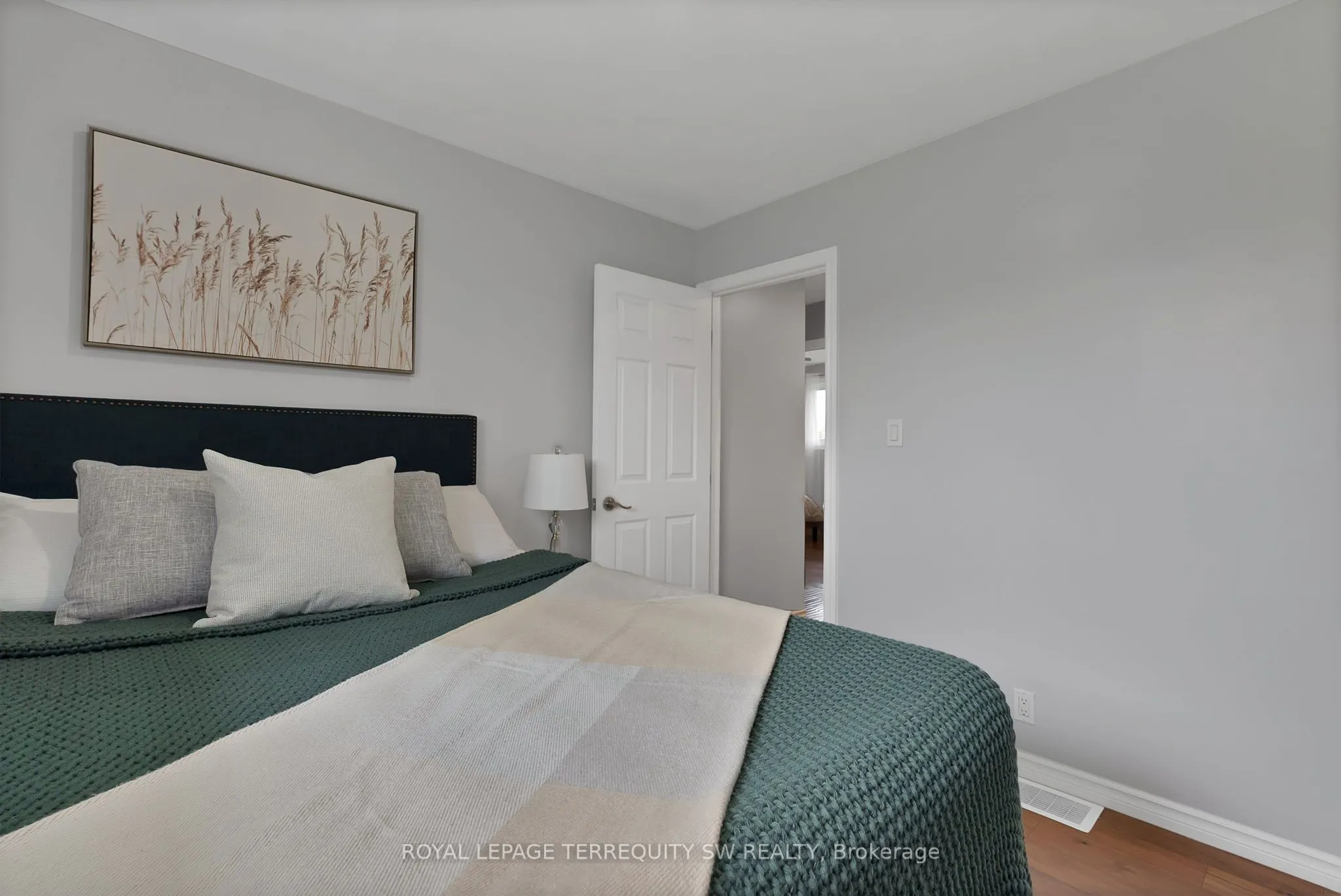 35 Queen Street W