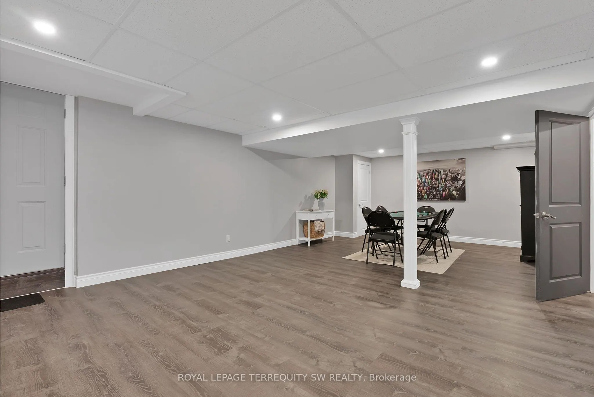 35 Queen Street W