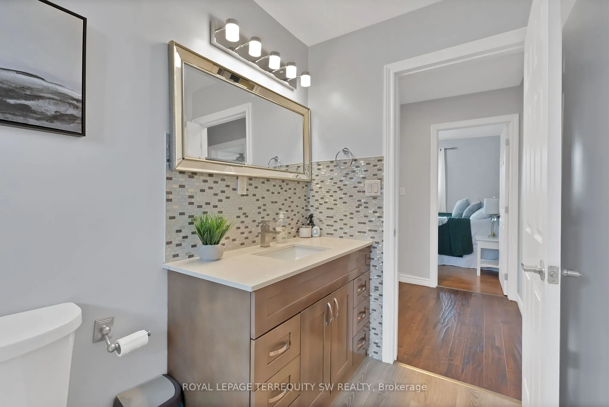 35 Queen Street W