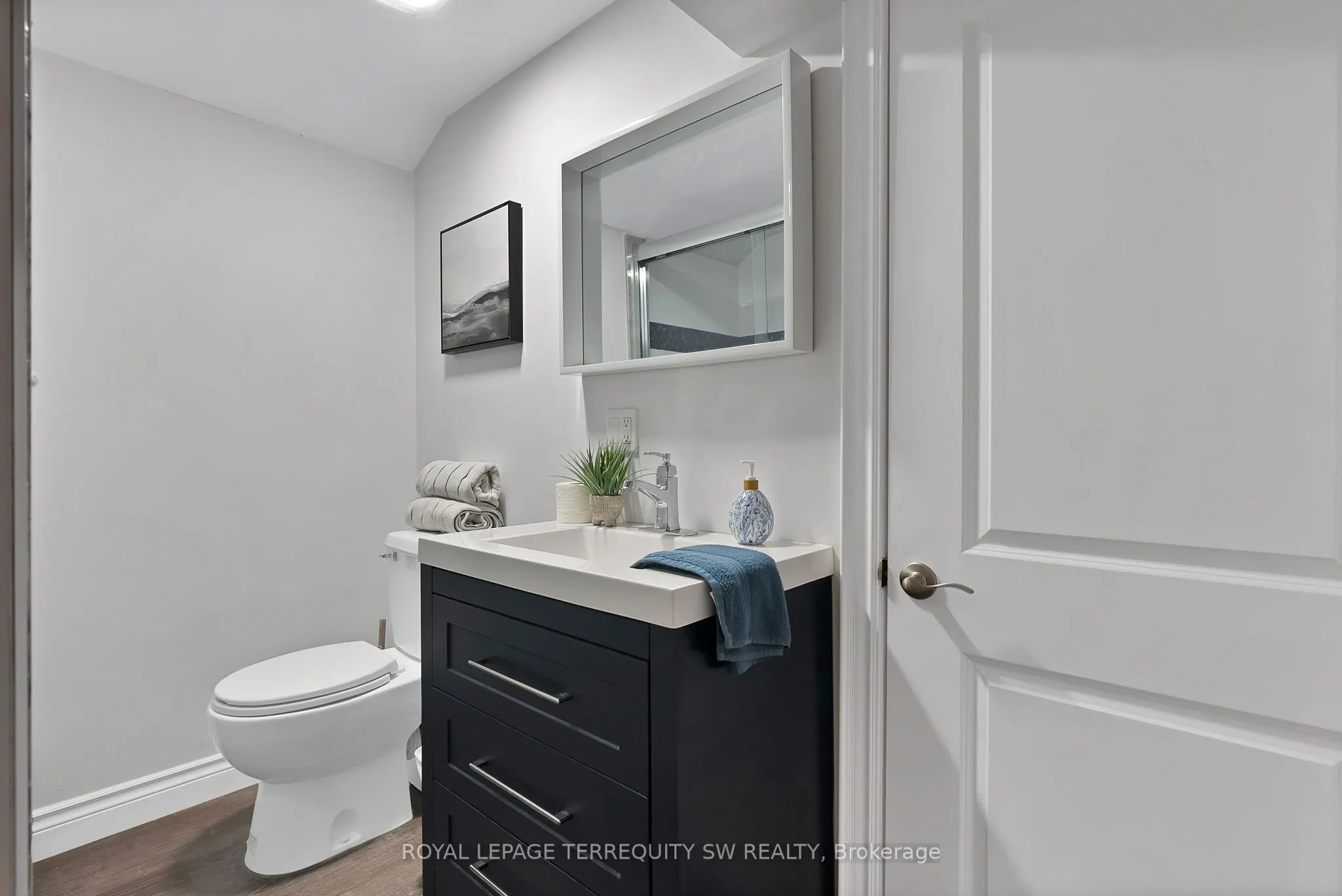 35 Queen Street W