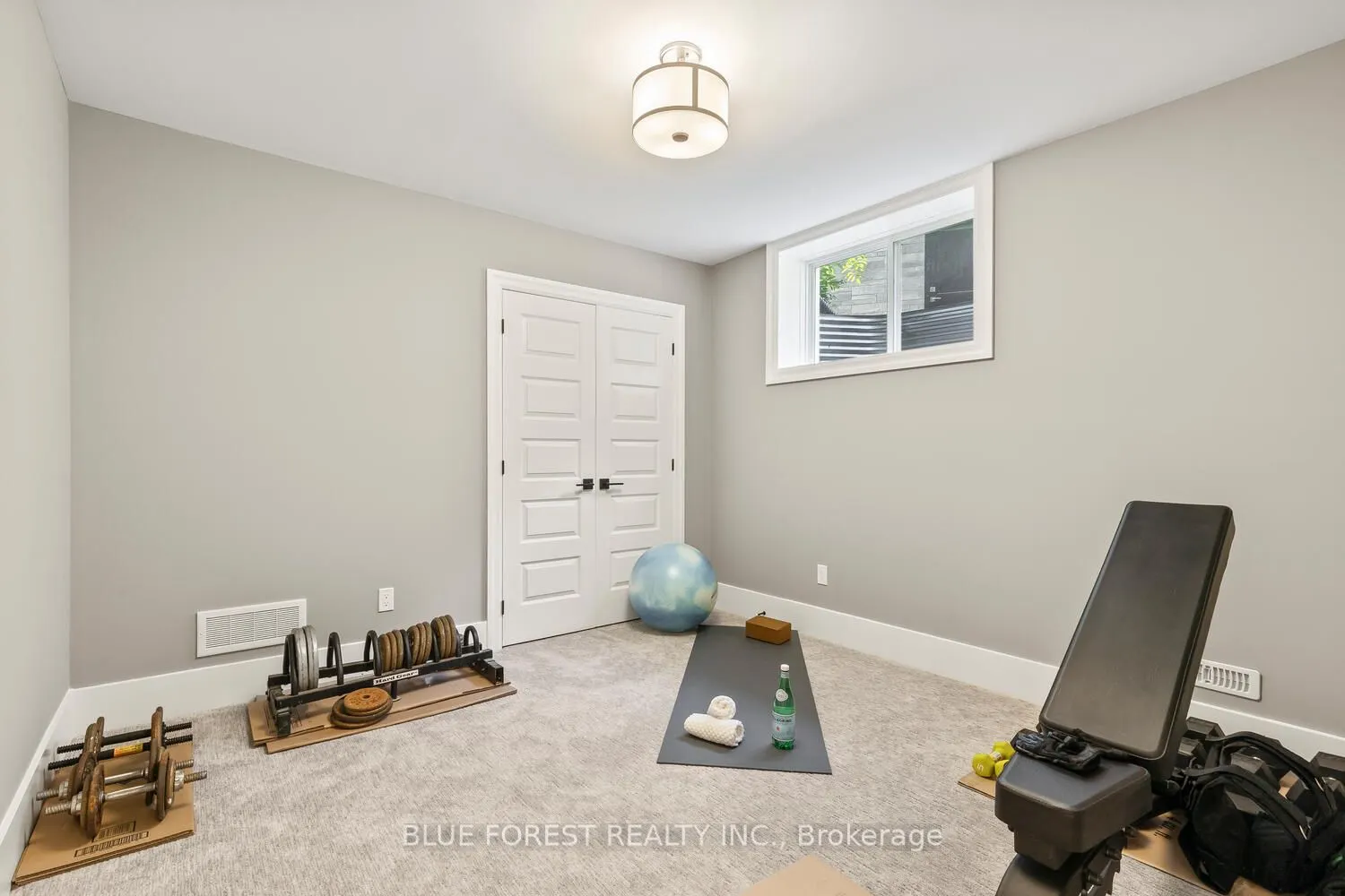 1287 Dyer Crescent