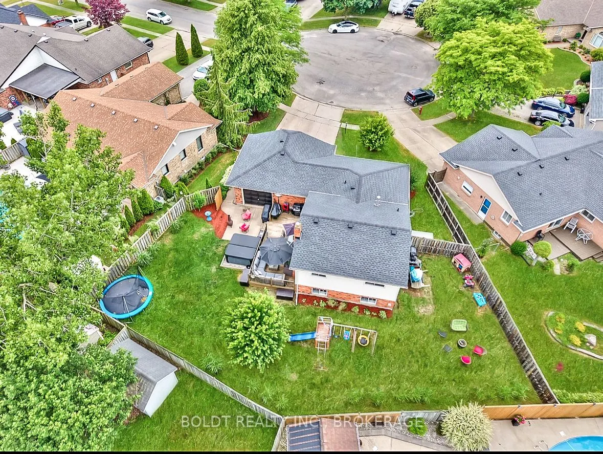 15 Pinoak Court