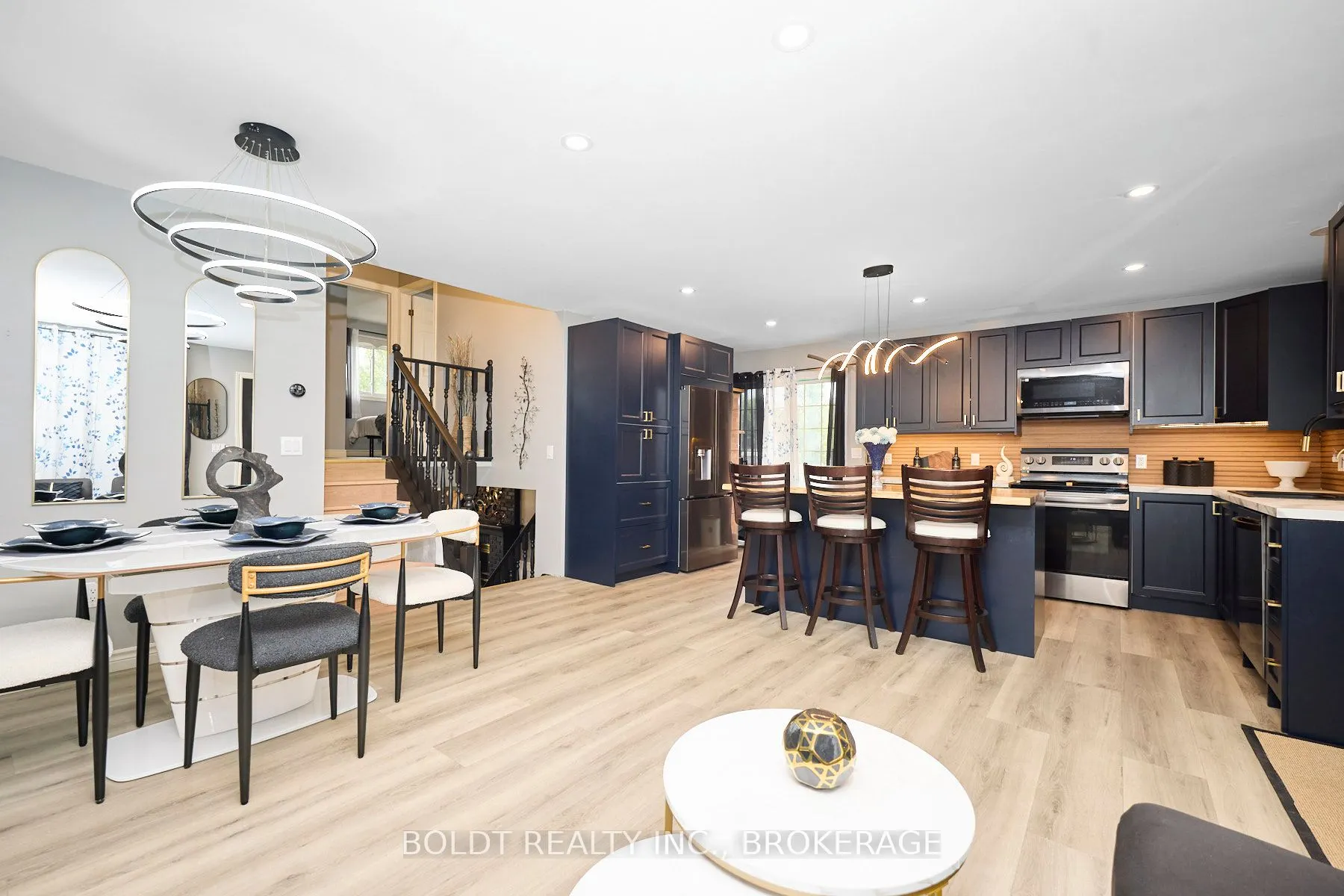 15 Pinoak Court