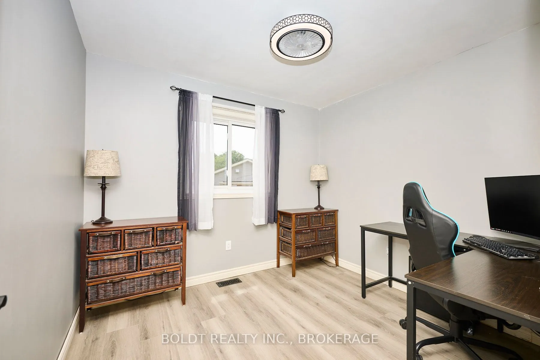 15 Pinoak Court
