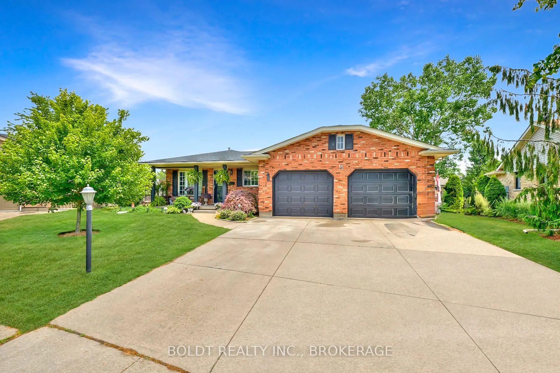 15 Pinoak Court