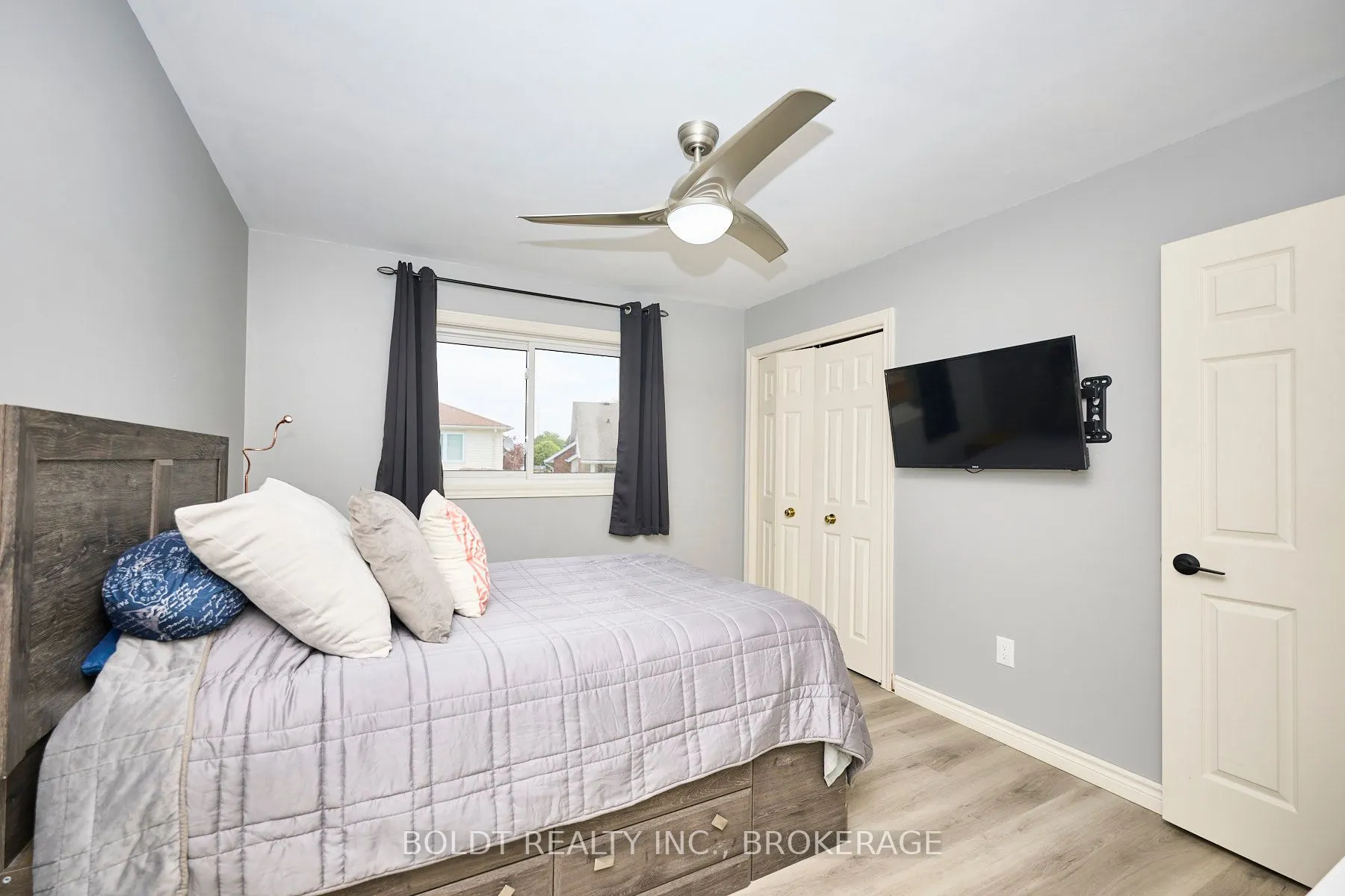 15 Pinoak Court