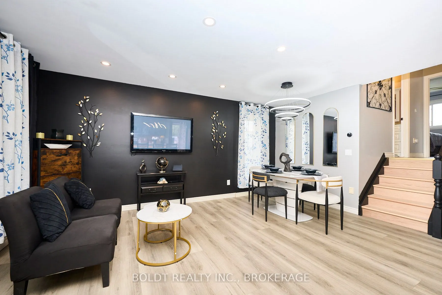 15 Pinoak Court