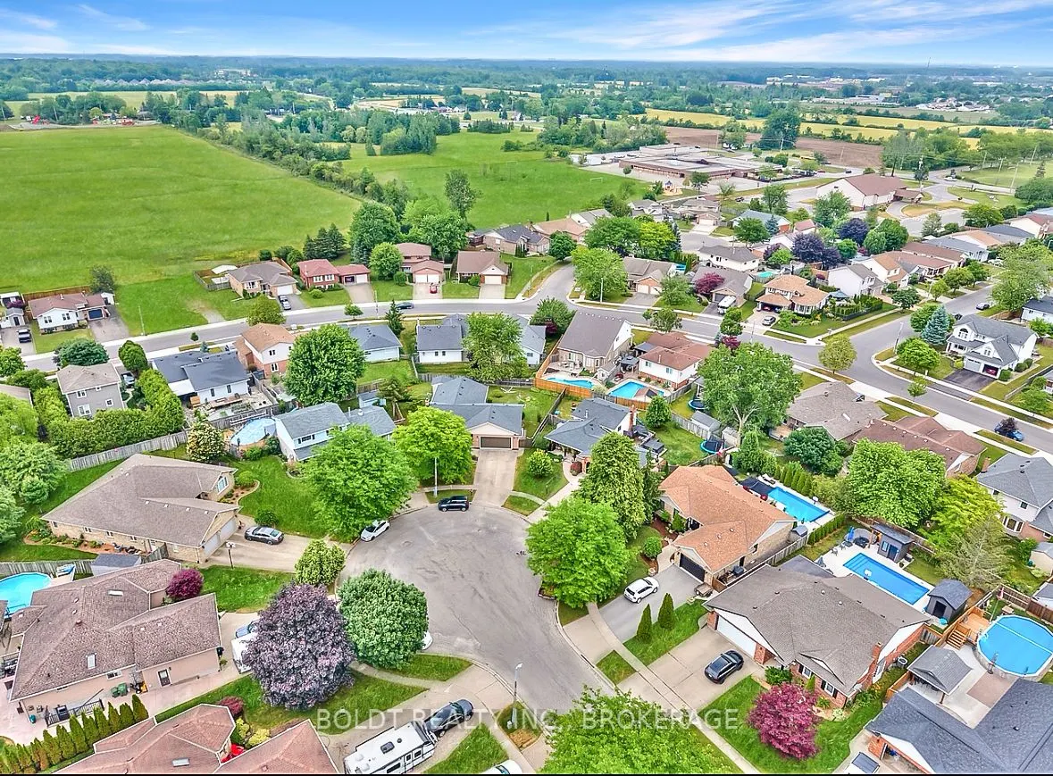 15 Pinoak Court