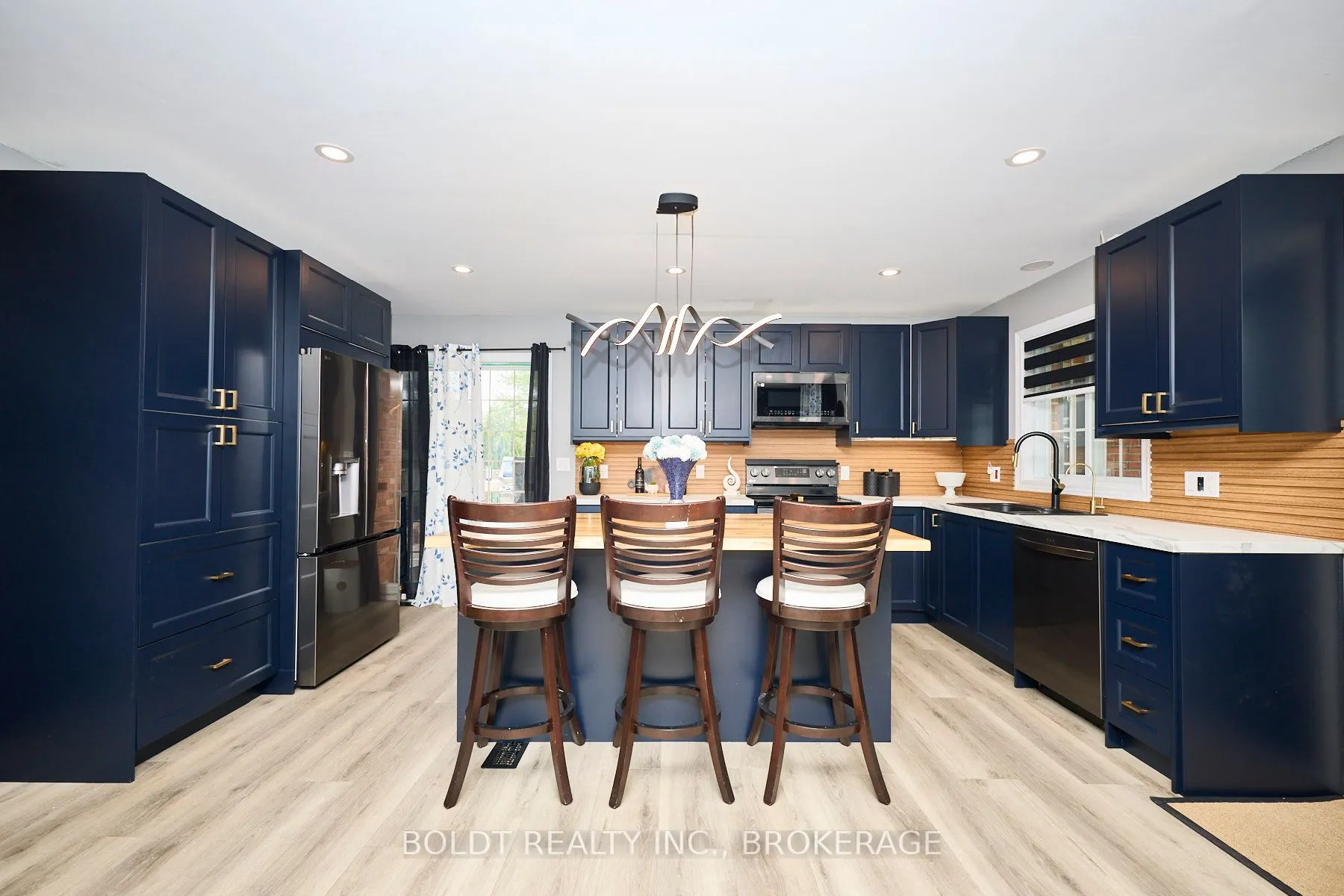 15 Pinoak Court