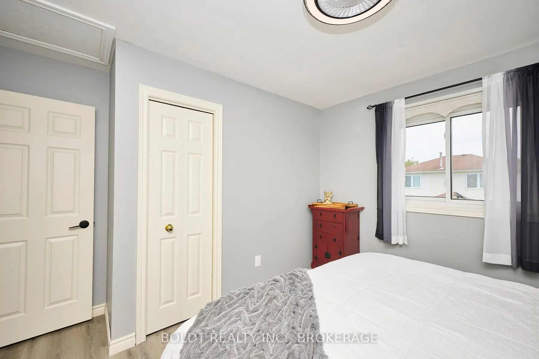 15 Pinoak Court