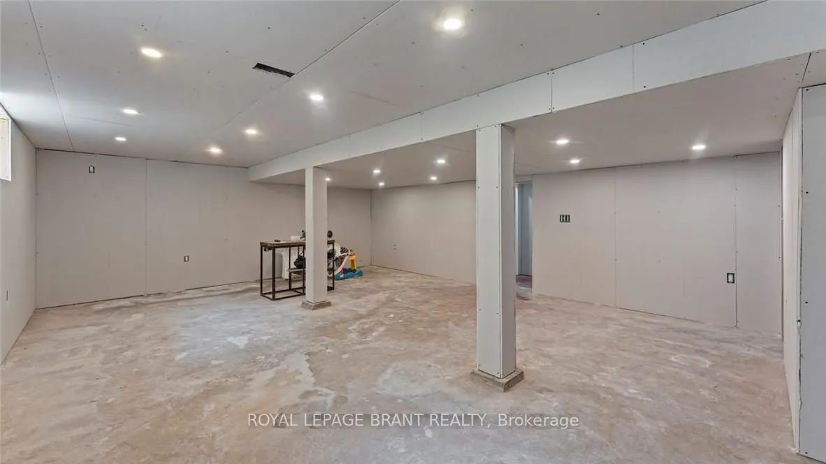 598 Colborne Street W