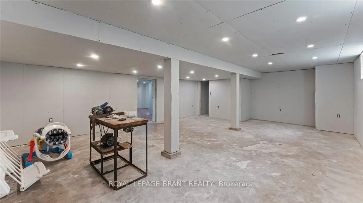 598 Colborne Street W