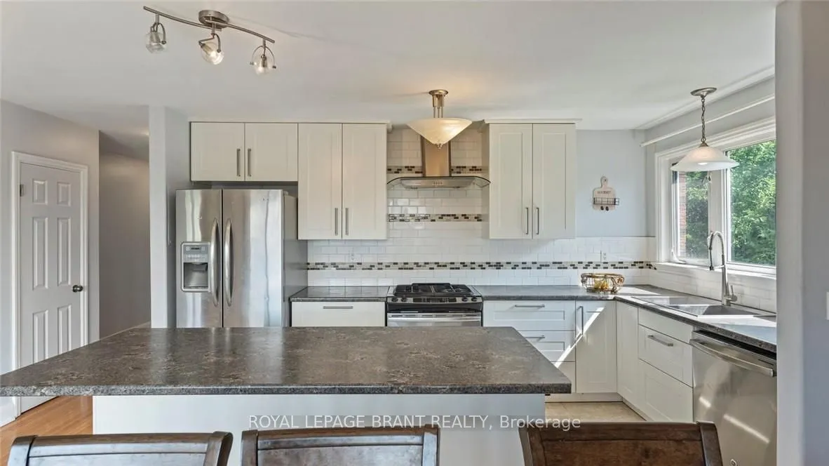 598 Colborne Street W