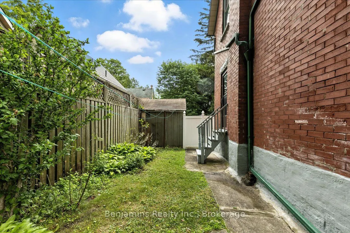 64 Lancaster Street E