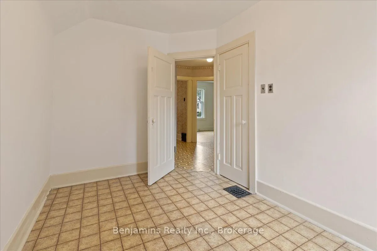 64 Lancaster Street E
