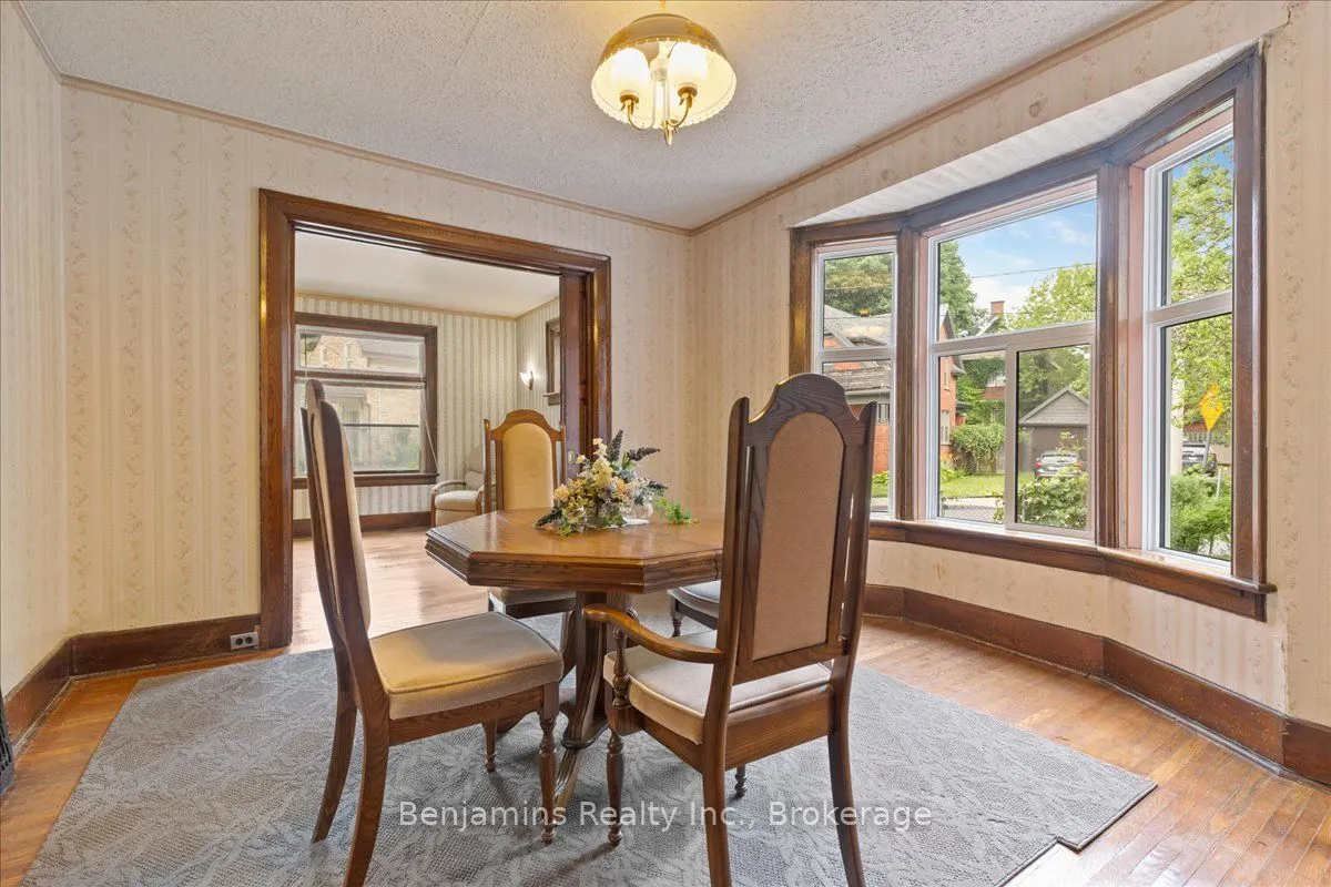 64 Lancaster Street E