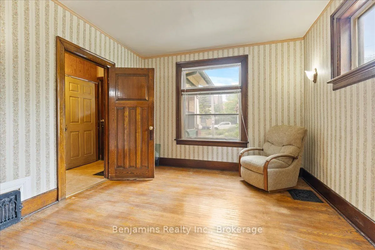 64 Lancaster Street E