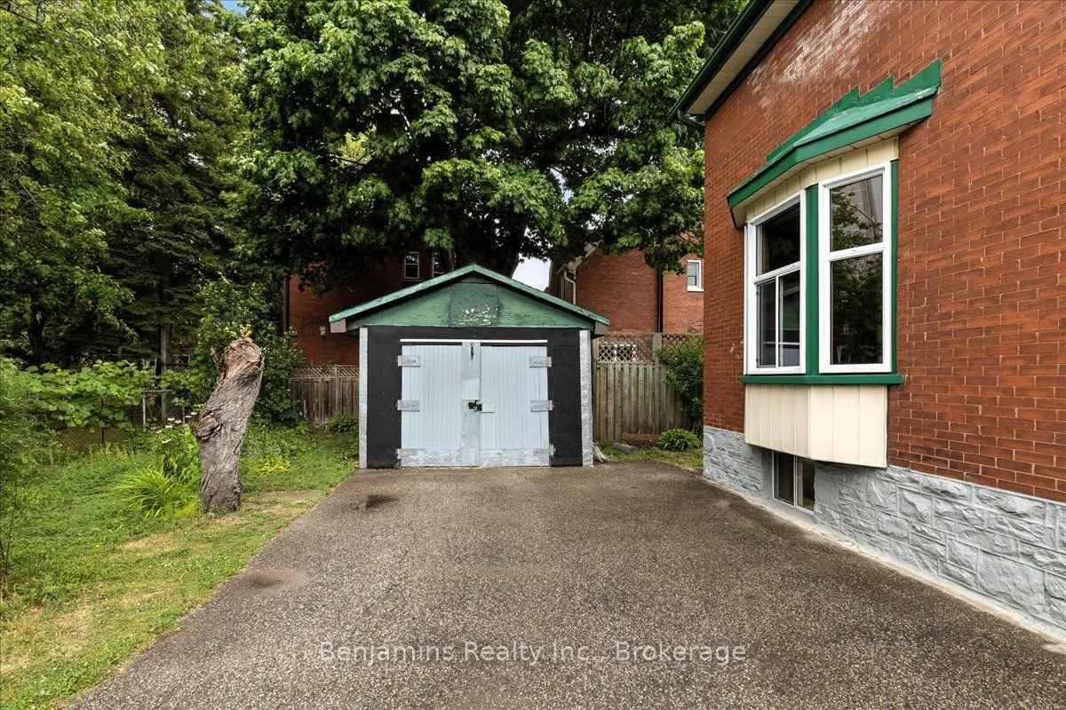 64 Lancaster Street E