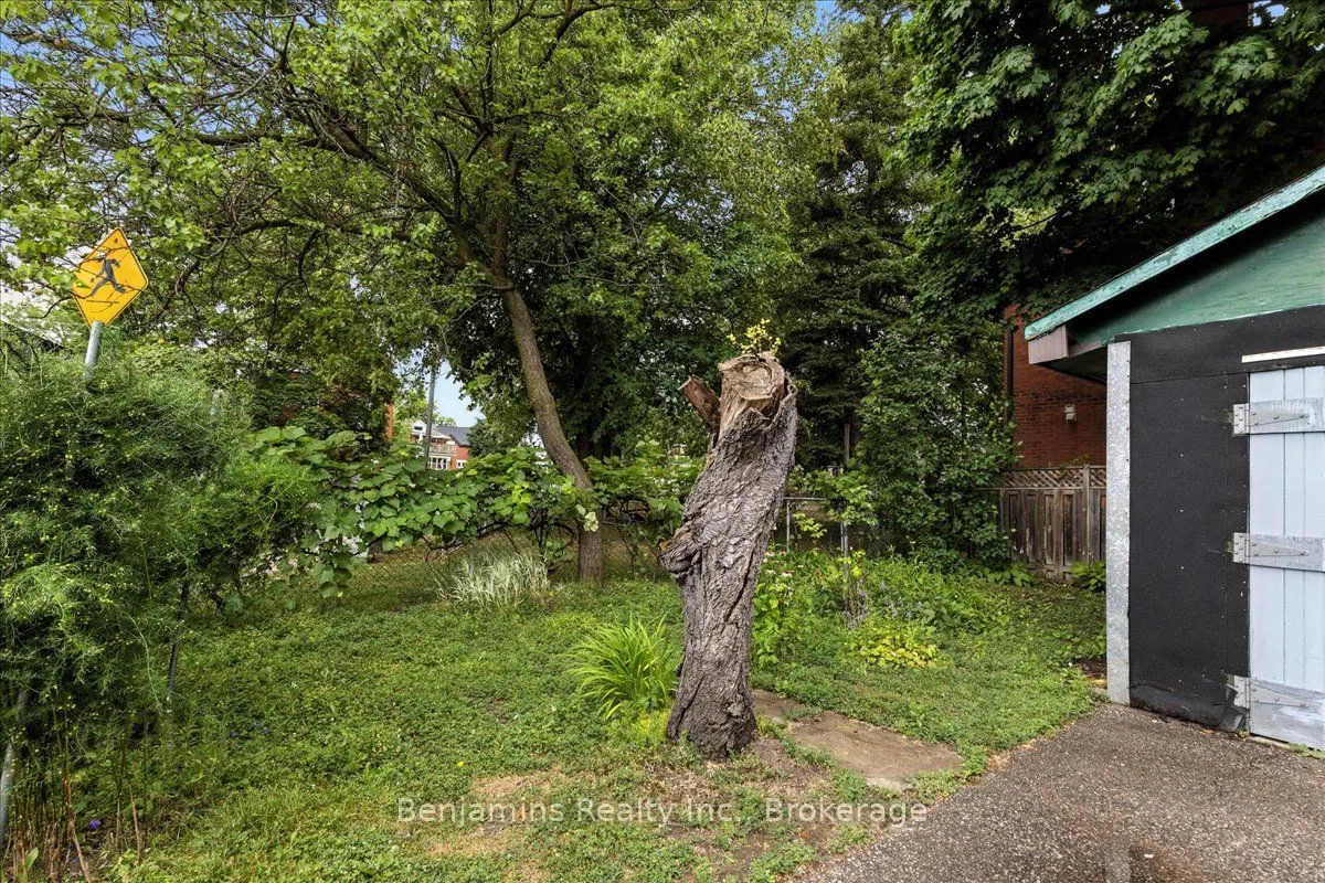 64 Lancaster Street E