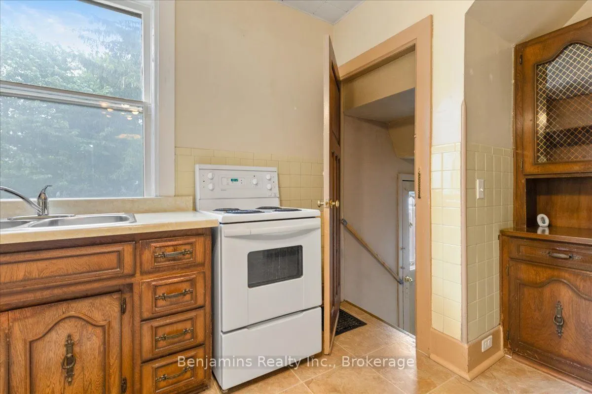 64 Lancaster Street E