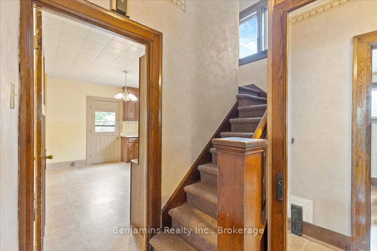 64 Lancaster Street E