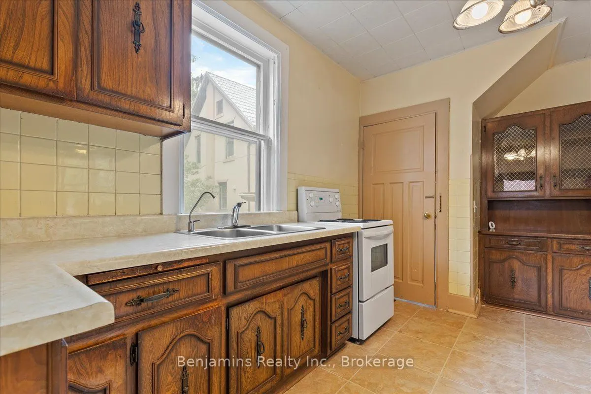 64 Lancaster Street E