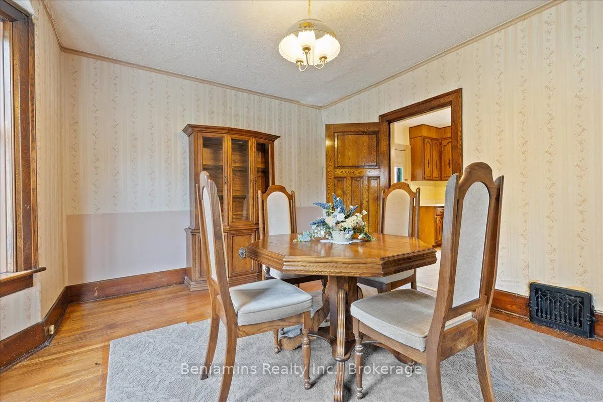 64 Lancaster Street E
