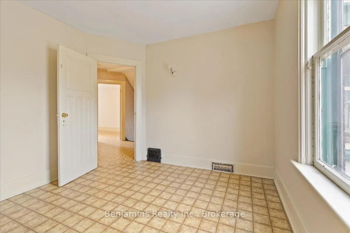 64 Lancaster Street E