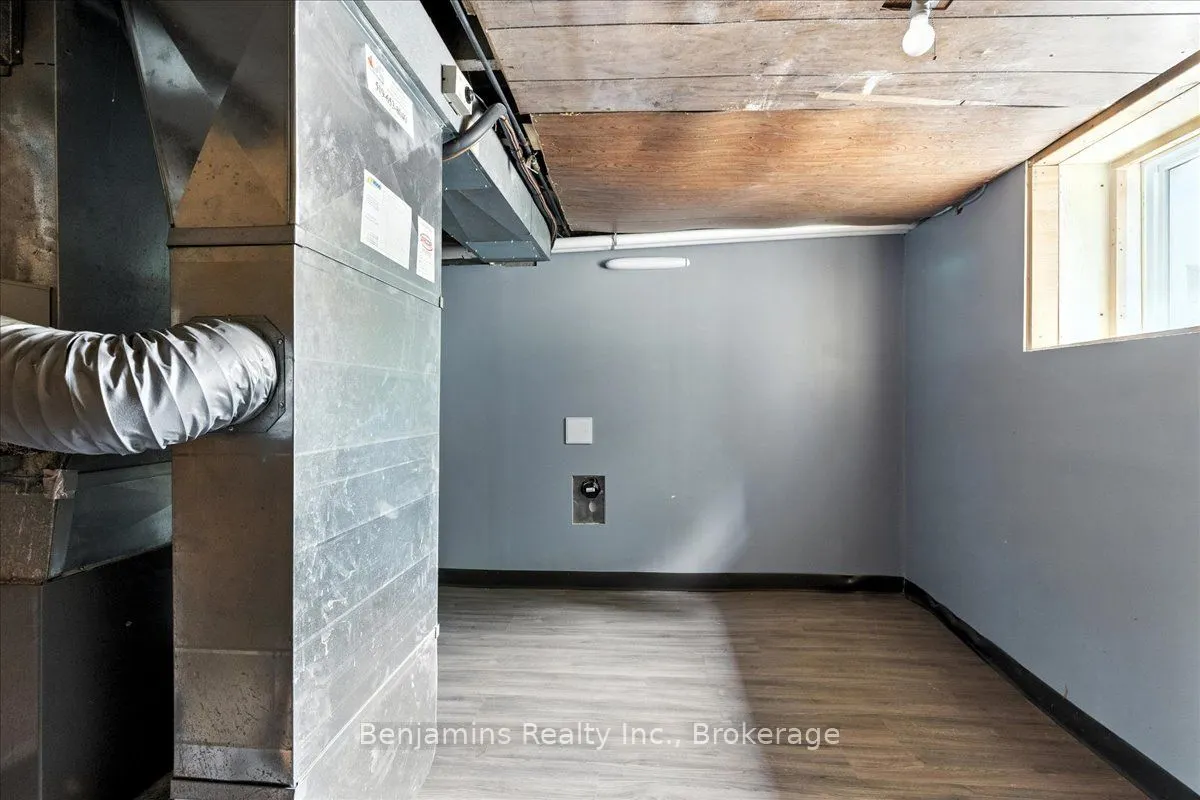 64 Lancaster Street E
