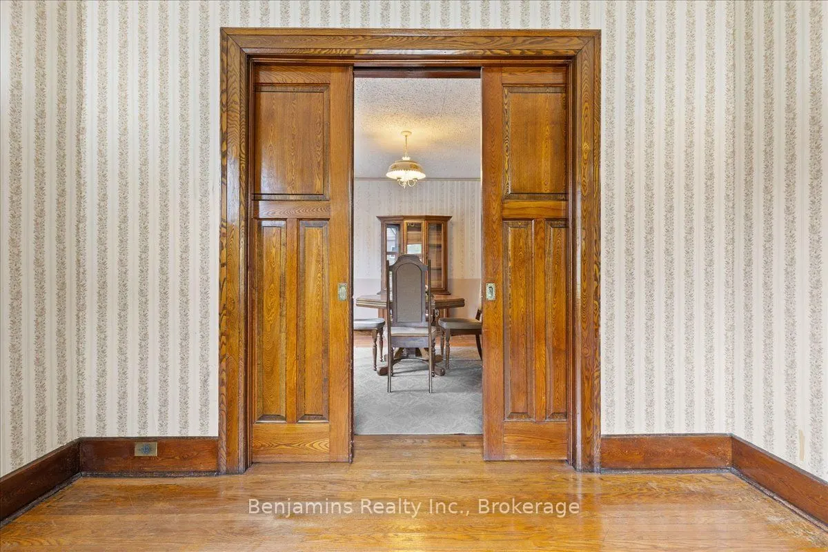 64 Lancaster Street E
