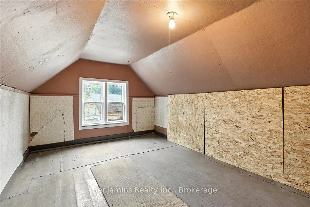 64 Lancaster Street E