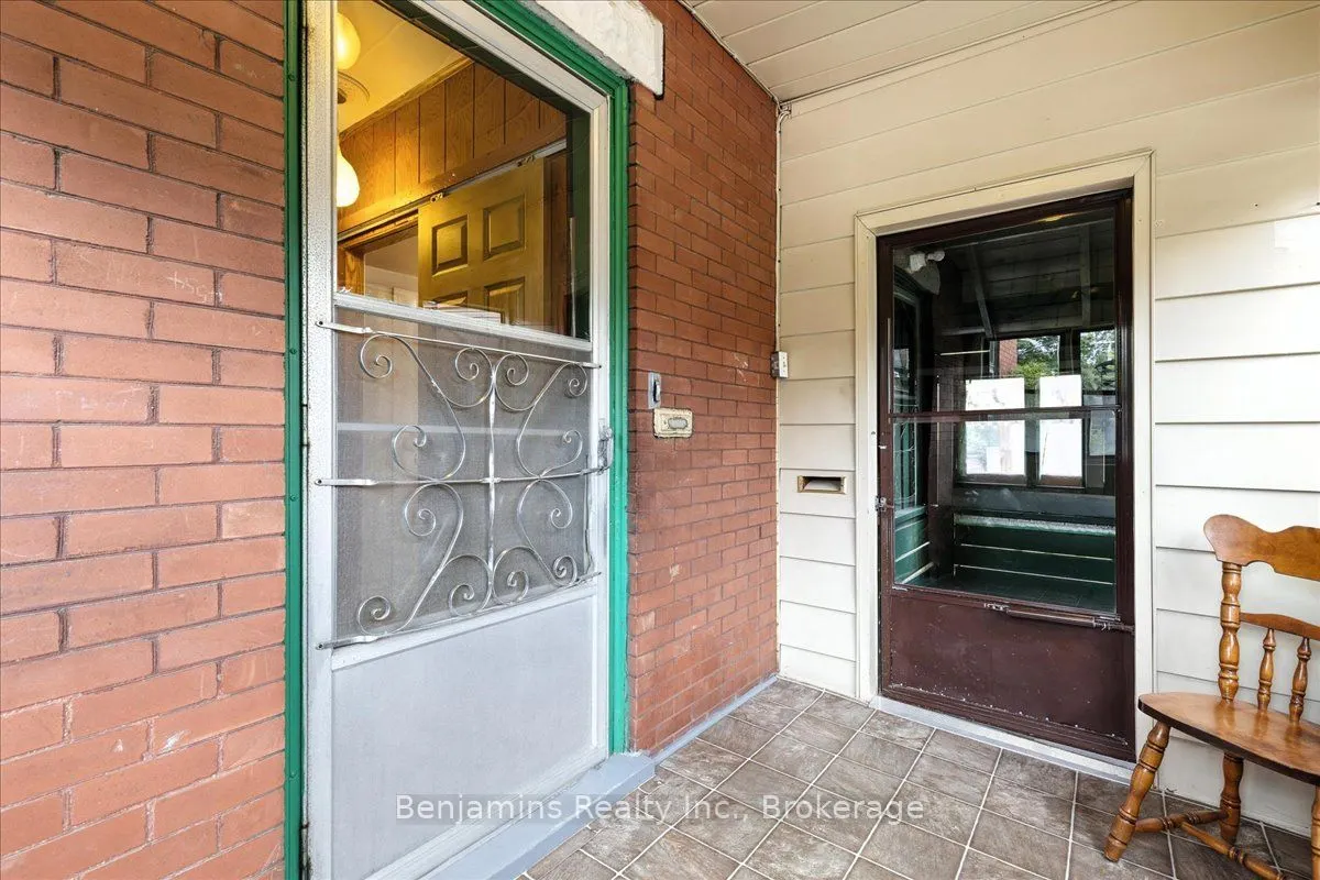 64 Lancaster Street E