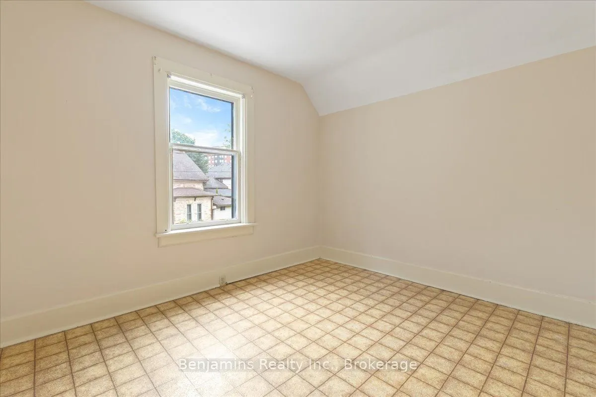 64 Lancaster Street E