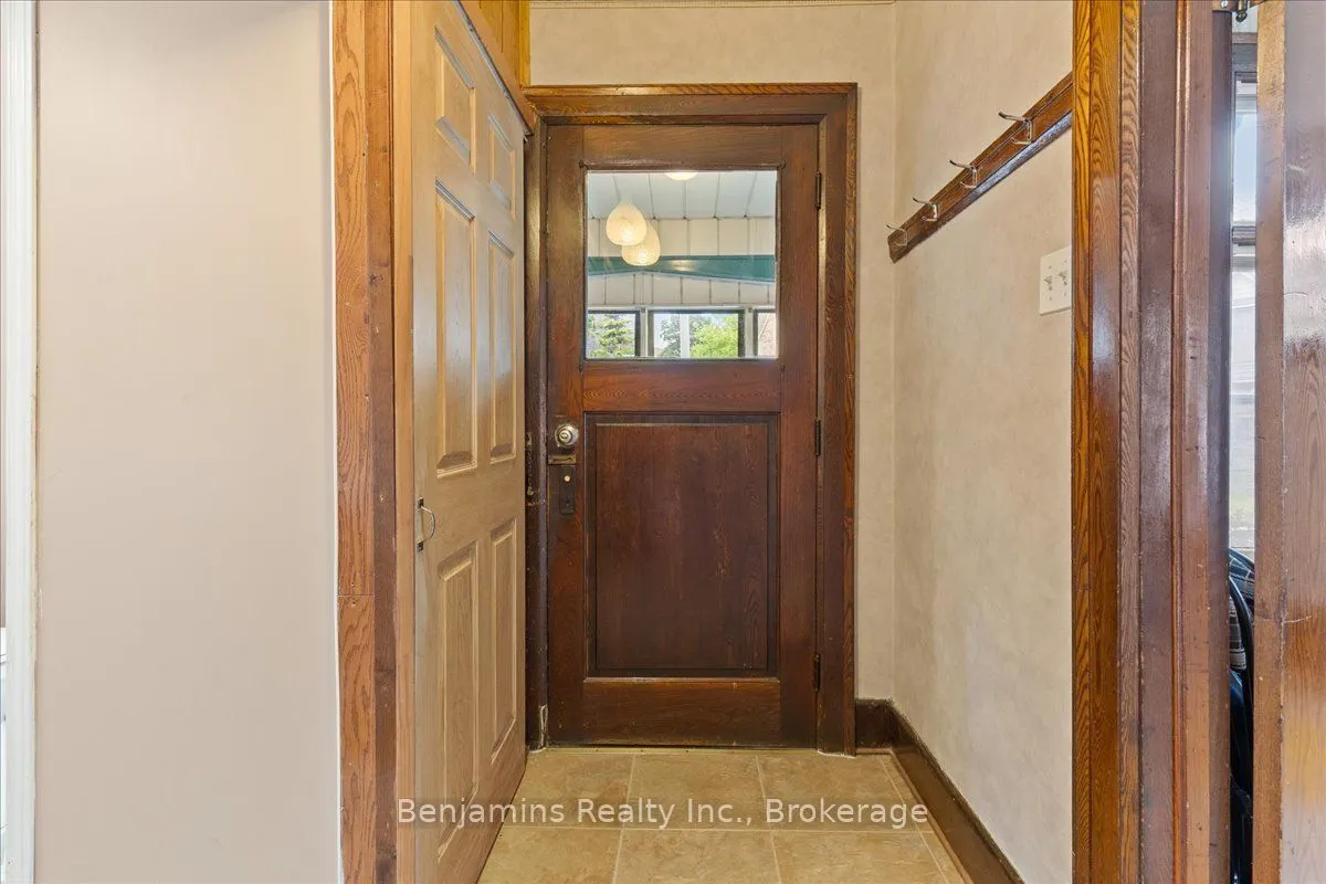 64 Lancaster Street E
