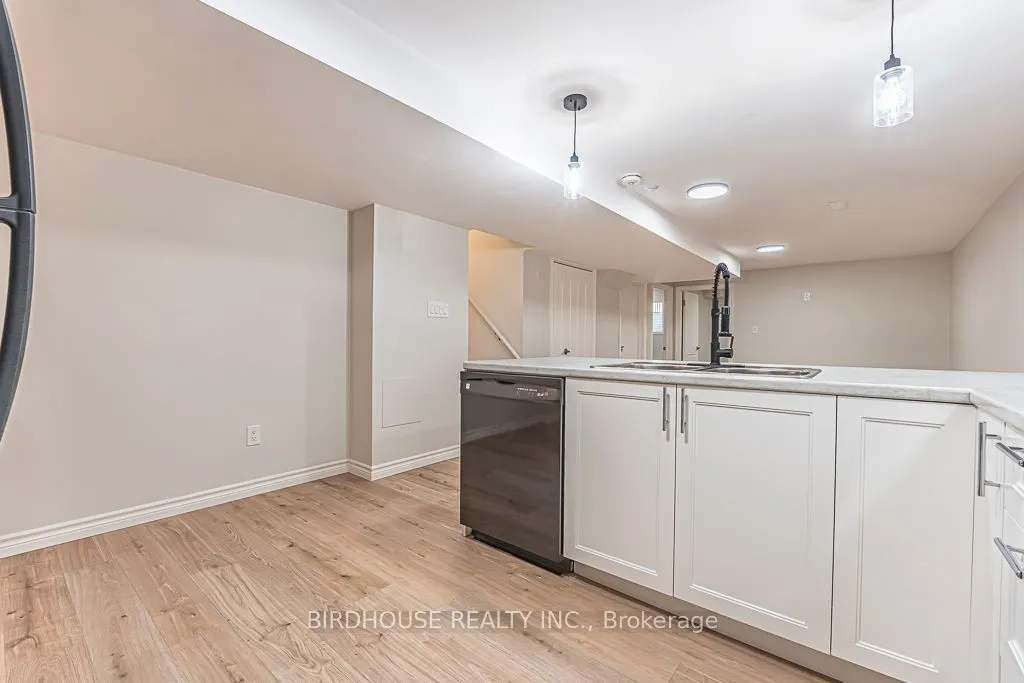 4 Deacon Crescent