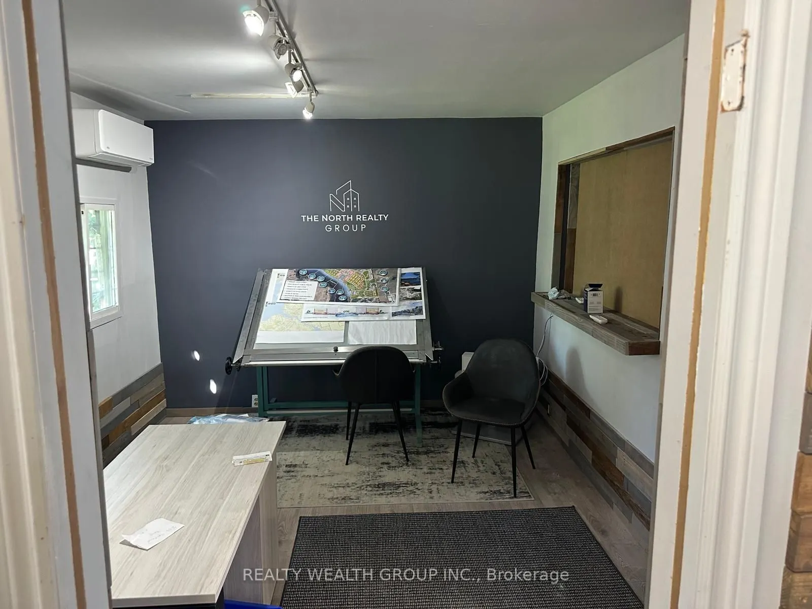 233 Kent Street W