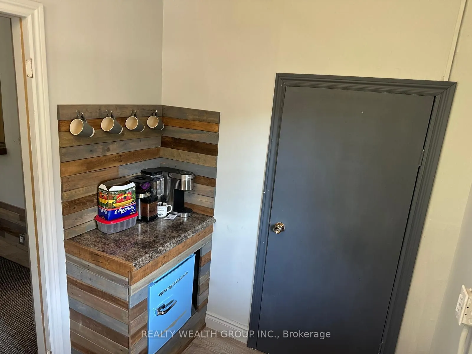 233 Kent Street W